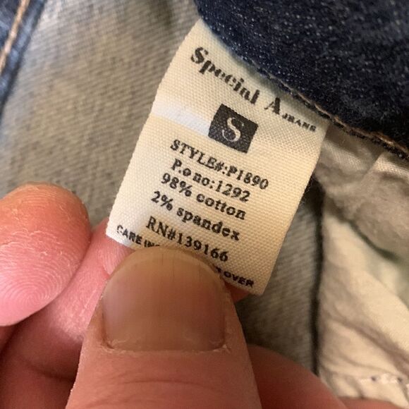 SPECIAL A, Boyfriend Capri, near new condition, very cute detail, cotton/spandex - Picture 3 of 16